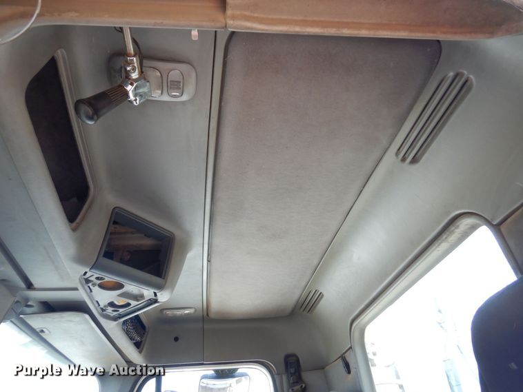 image for item AF9735 2004 Freightliner Columbia 120  semi truck