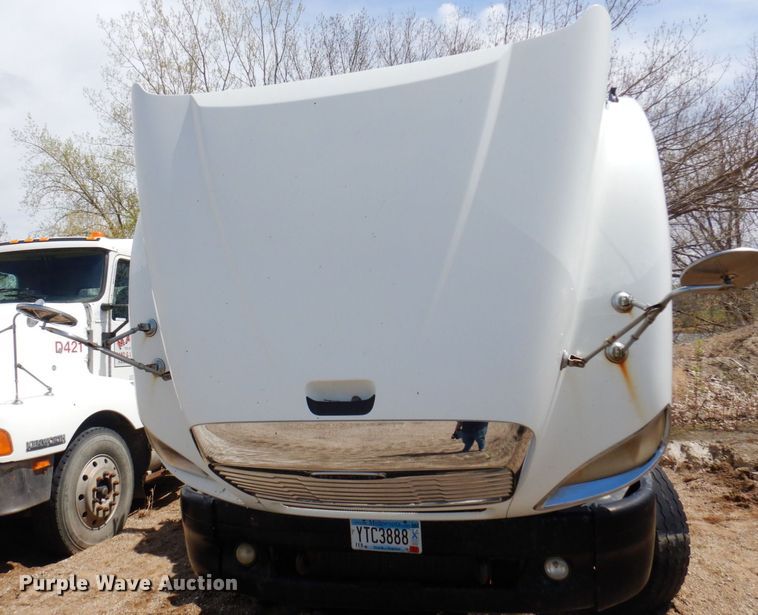 image for item AF9735 2004 Freightliner Columbia 120  semi truck