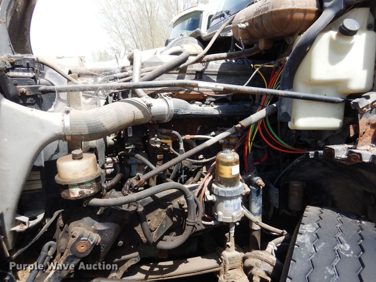 image for item AF9735 2004 Freightliner Columbia 120  semi truck