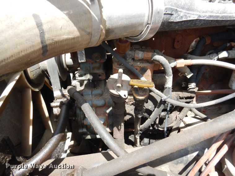 image for item AF9735 2004 Freightliner Columbia 120  semi truck