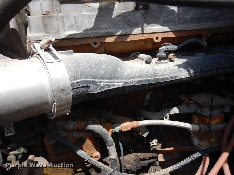 image for item AF9735 2004 Freightliner Columbia 120  semi truck