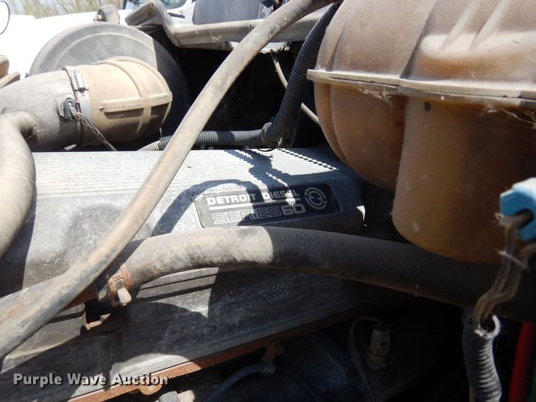 image for item AF9735 2004 Freightliner Columbia 120  semi truck