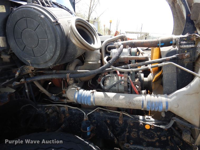 image for item AF9735 2004 Freightliner Columbia 120  semi truck