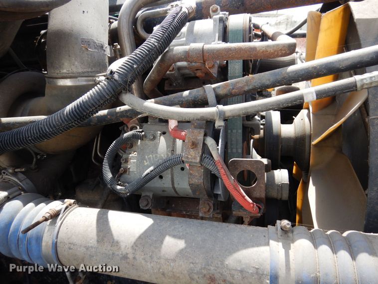 image for item AF9735 2004 Freightliner Columbia 120  semi truck