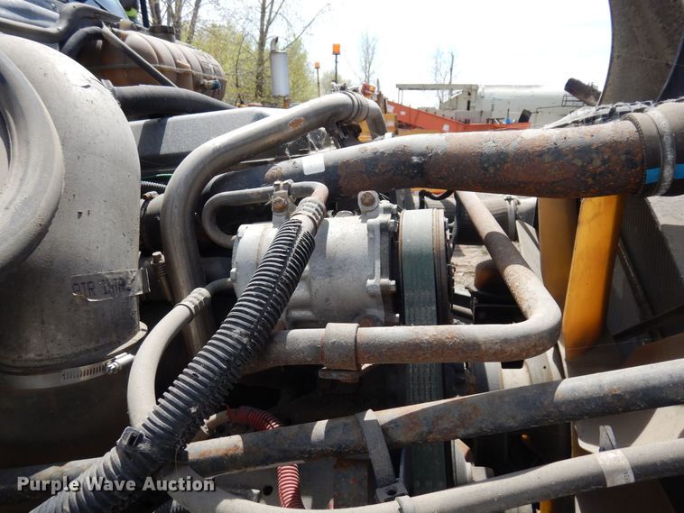 image for item AF9735 2004 Freightliner Columbia 120  semi truck