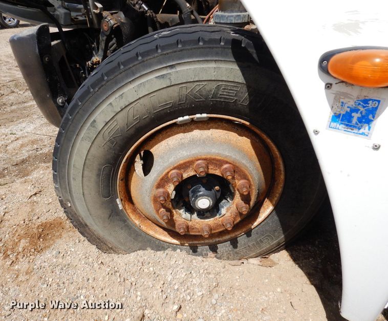 image for item AF9735 2004 Freightliner Columbia 120  semi truck