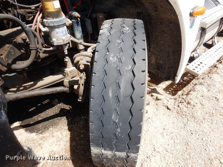 image for item AF9735 2004 Freightliner Columbia 120  semi truck