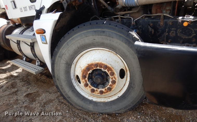 image for item AF9735 2004 Freightliner Columbia 120  semi truck