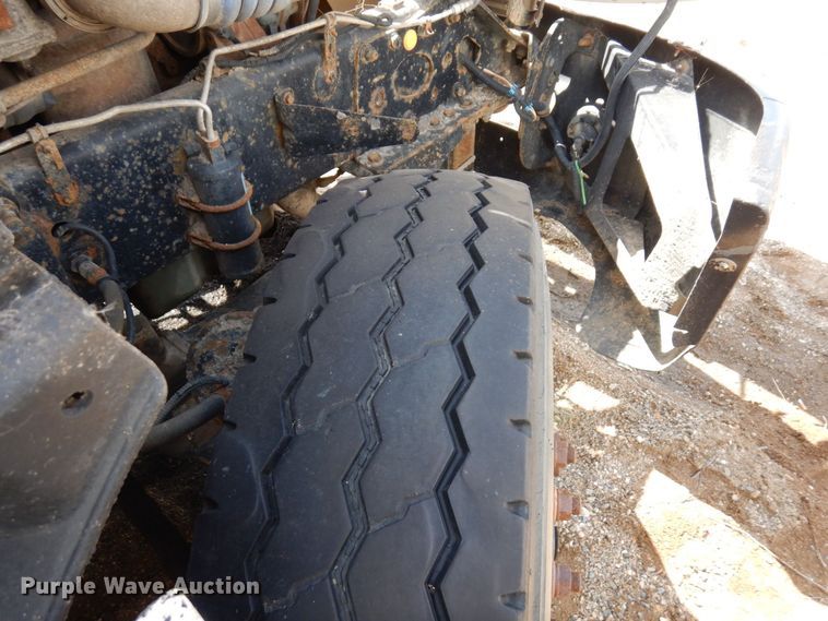 image for item AF9735 2004 Freightliner Columbia 120  semi truck