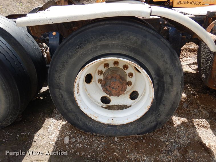 image for item AF9735 2004 Freightliner Columbia 120  semi truck