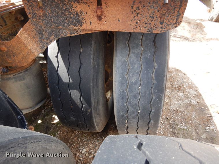 image for item AF9735 2004 Freightliner Columbia 120  semi truck