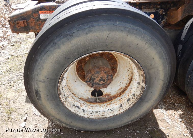 image for item AF9735 2004 Freightliner Columbia 120  semi truck