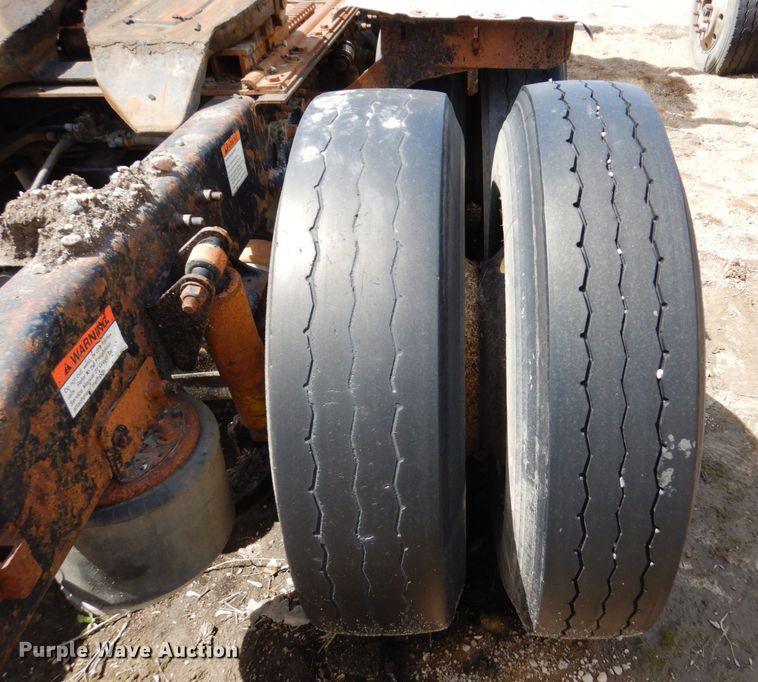 image for item AF9735 2004 Freightliner Columbia 120  semi truck