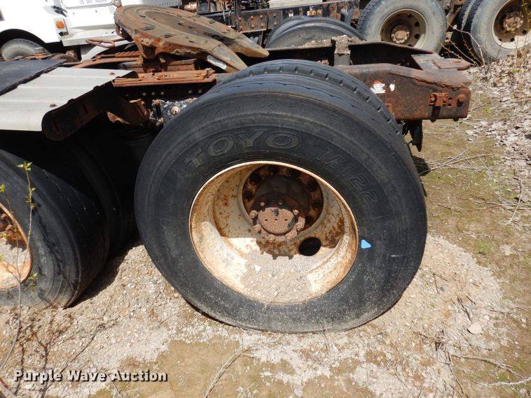 image for item AF9735 2004 Freightliner Columbia 120  semi truck