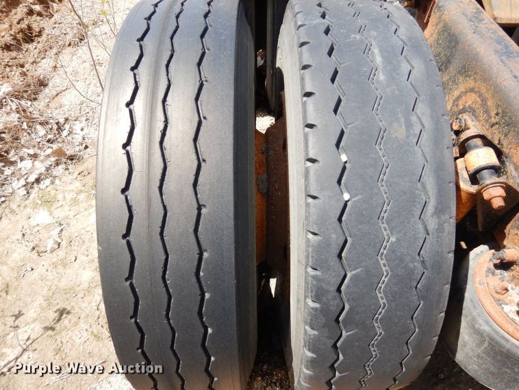 image for item AF9735 2004 Freightliner Columbia 120  semi truck