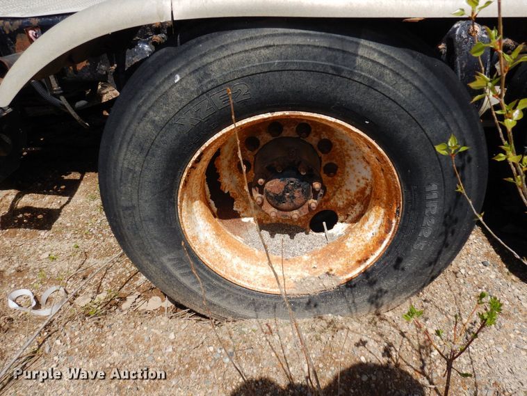 image for item AF9735 2004 Freightliner Columbia 120  semi truck