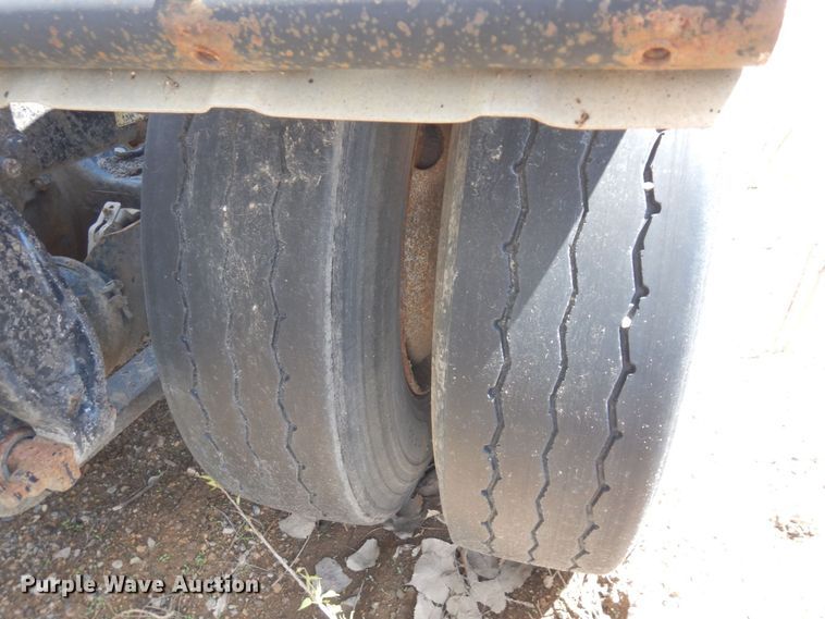 image for item AF9735 2004 Freightliner Columbia 120  semi truck