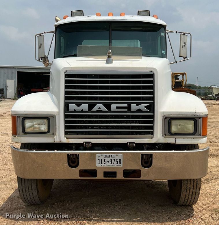 image for item DJ0832 1995 Mack CH613  semi truck