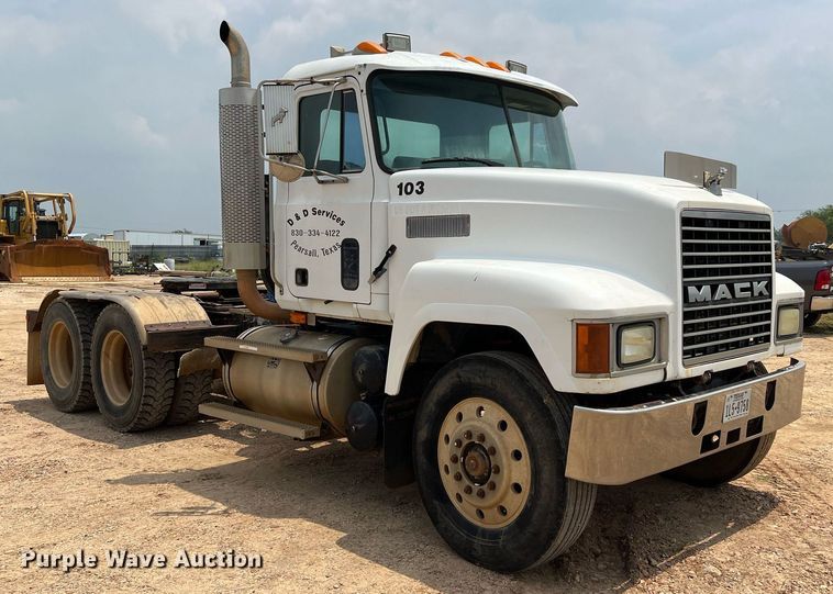 image for item DJ0832 1995 Mack CH613  semi truck