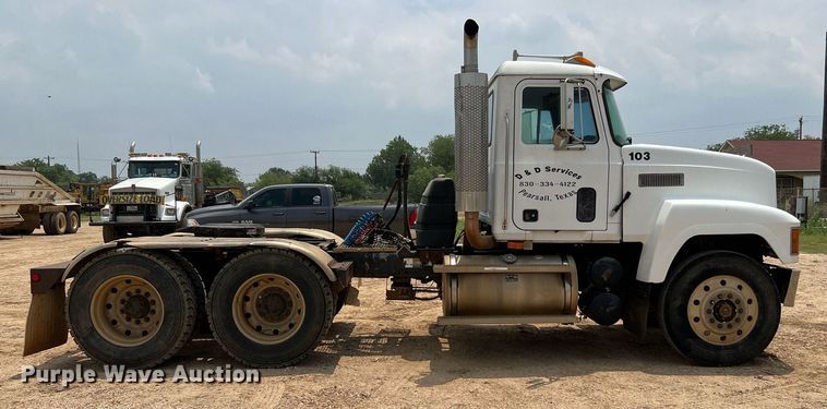 image for item DJ0832 1995 Mack CH613  semi truck