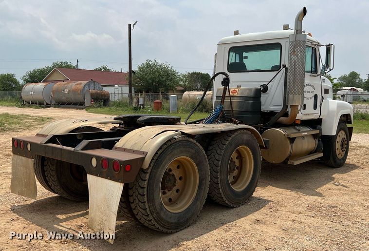 image for item DJ0832 1995 Mack CH613  semi truck