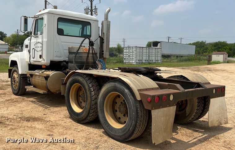 image for item DJ0832 1995 Mack CH613  semi truck