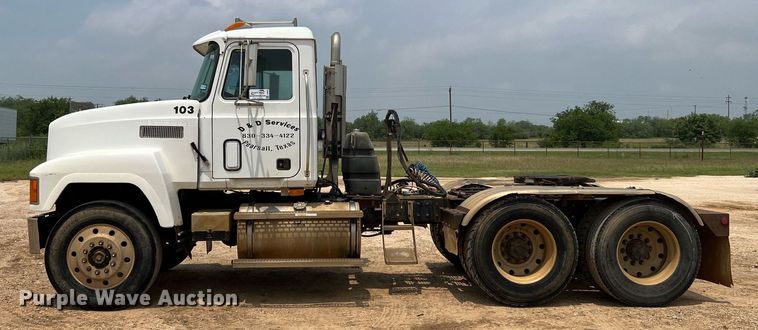 image for item DJ0832 1995 Mack CH613  semi truck