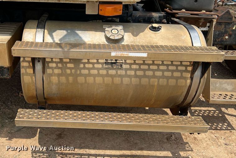 image for item DJ0832 1995 Mack CH613  semi truck