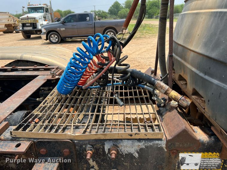 image for item DJ0832 1995 Mack CH613  semi truck