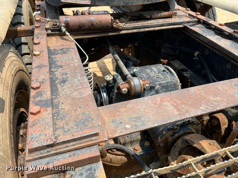 image for item DJ0832 1995 Mack CH613  semi truck