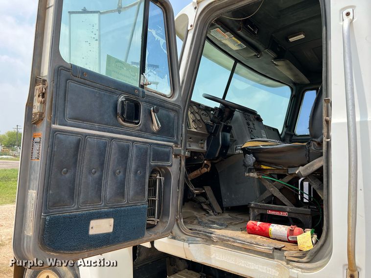 image for item DJ0832 1995 Mack CH613  semi truck