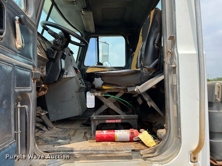 image for item DJ0832 1995 Mack CH613  semi truck