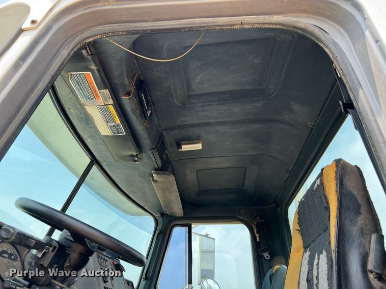 image for item DJ0832 1995 Mack CH613  semi truck