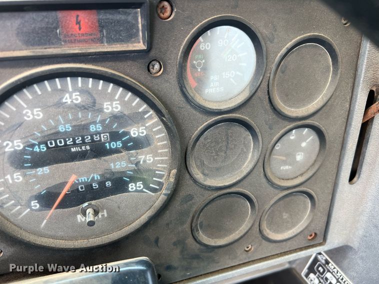 image for item DJ0832 1995 Mack CH613  semi truck