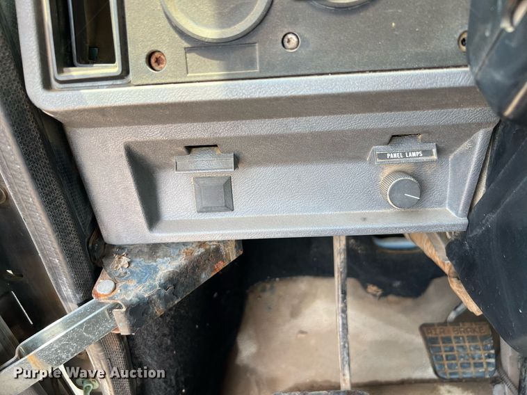 image for item DJ0832 1995 Mack CH613  semi truck