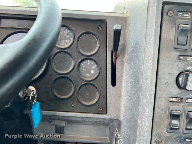 image for item DJ0832 1995 Mack CH613  semi truck