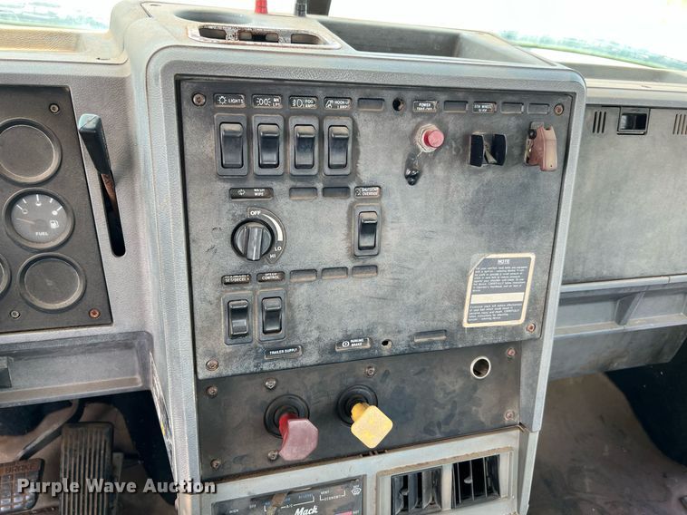 image for item DJ0832 1995 Mack CH613  semi truck