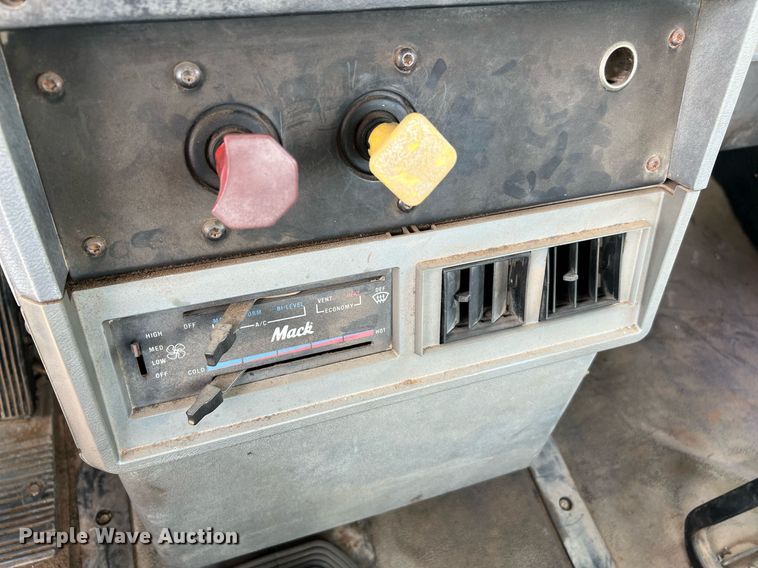 image for item DJ0832 1995 Mack CH613  semi truck