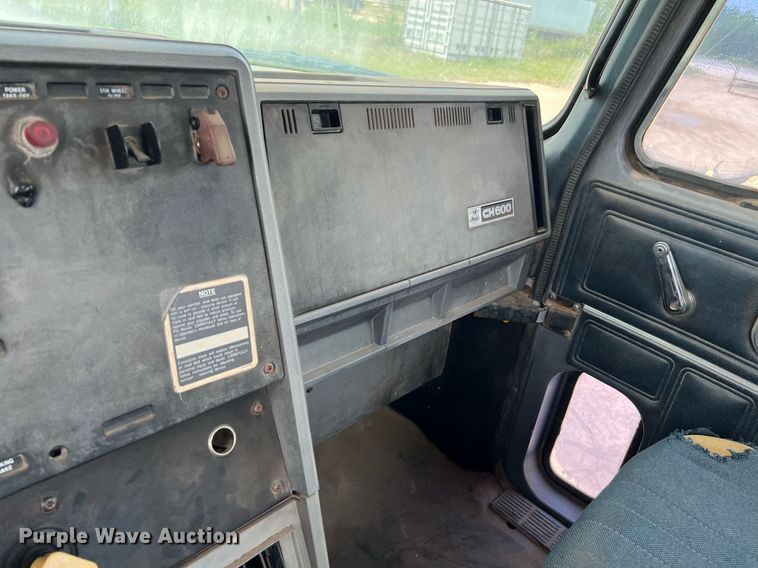 image for item DJ0832 1995 Mack CH613  semi truck