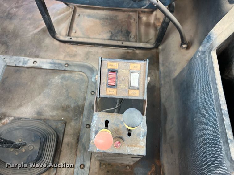 image for item DJ0832 1995 Mack CH613  semi truck