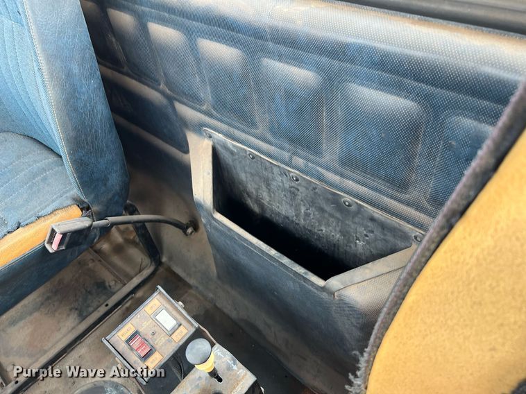 image for item DJ0832 1995 Mack CH613  semi truck