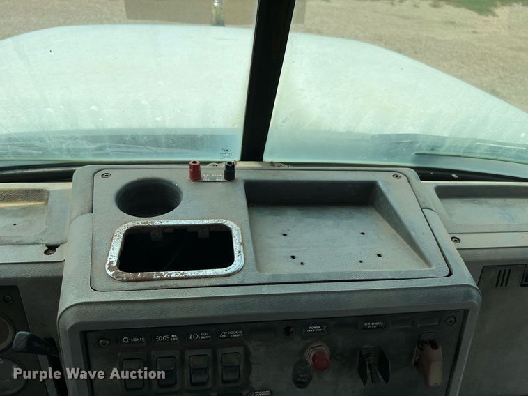 image for item DJ0832 1995 Mack CH613  semi truck