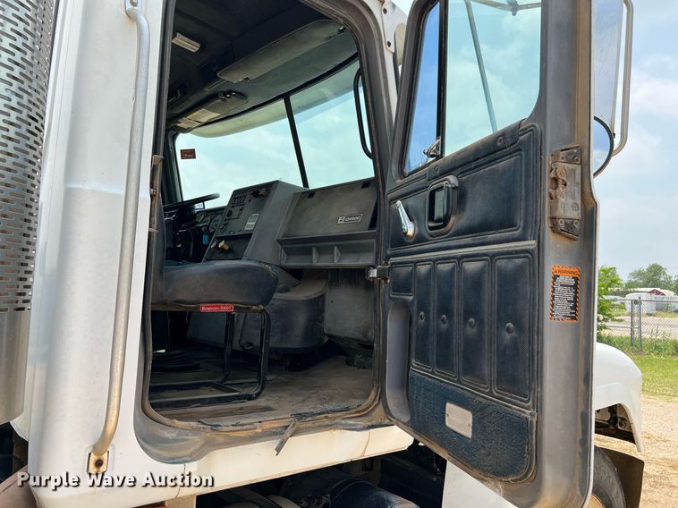 image for item DJ0832 1995 Mack CH613  semi truck