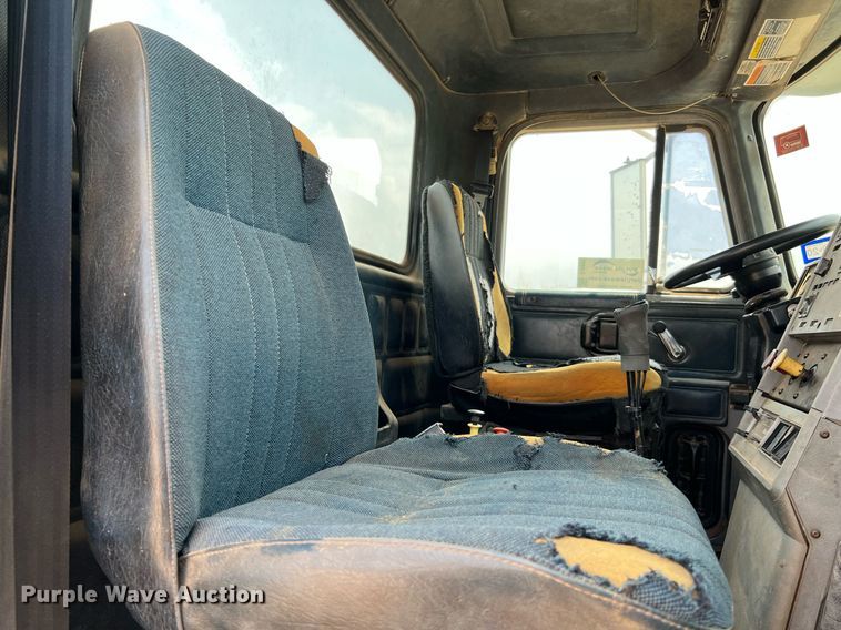 image for item DJ0832 1995 Mack CH613  semi truck