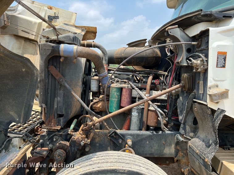 image for item DJ0832 1995 Mack CH613  semi truck