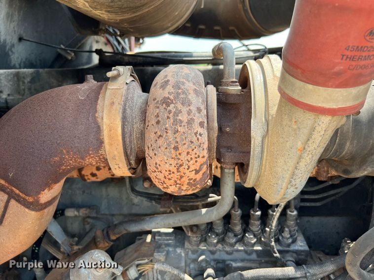 image for item DJ0832 1995 Mack CH613  semi truck