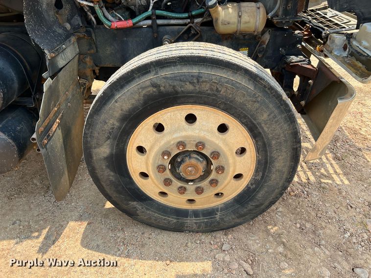 image for item DJ0832 1995 Mack CH613  semi truck