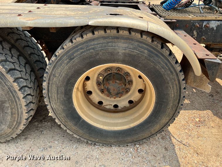 image for item DJ0832 1995 Mack CH613  semi truck