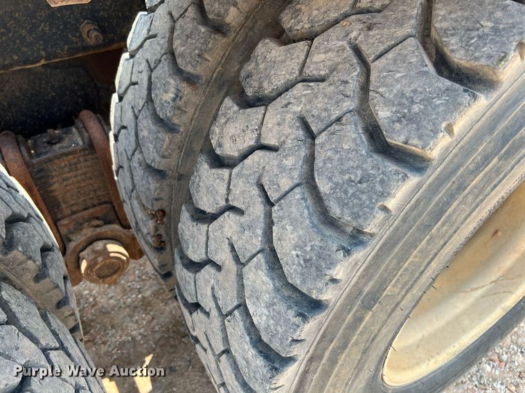 image for item DJ0832 1995 Mack CH613  semi truck