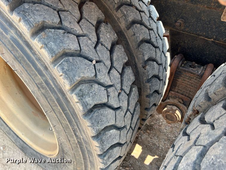 image for item DJ0832 1995 Mack CH613  semi truck